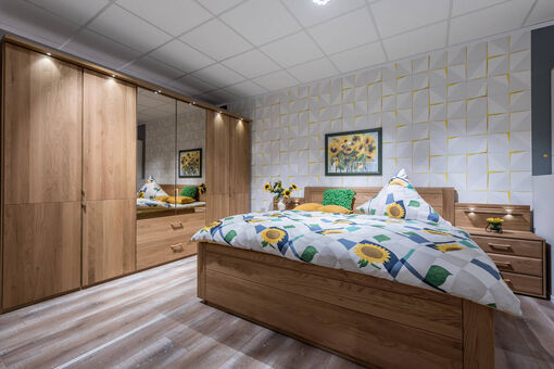 Schlafzimmer mit geräumigem Holzkleiderschrank 